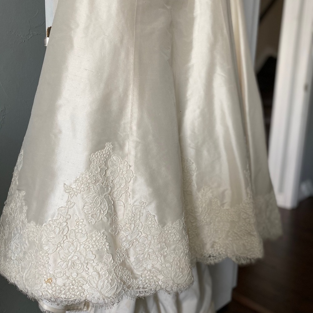 Paloma Blanca Ivory strapless wedding gown (#3854), size 14 - Picture 3 of 13